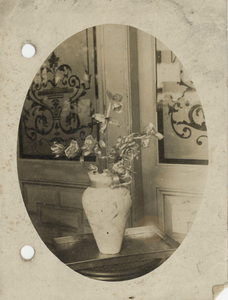 840332 Afbeelding van een vaas met bloemen van gehard suiker, een inzending van banketbakker F.J. Keers (Vredenburg 15) ...